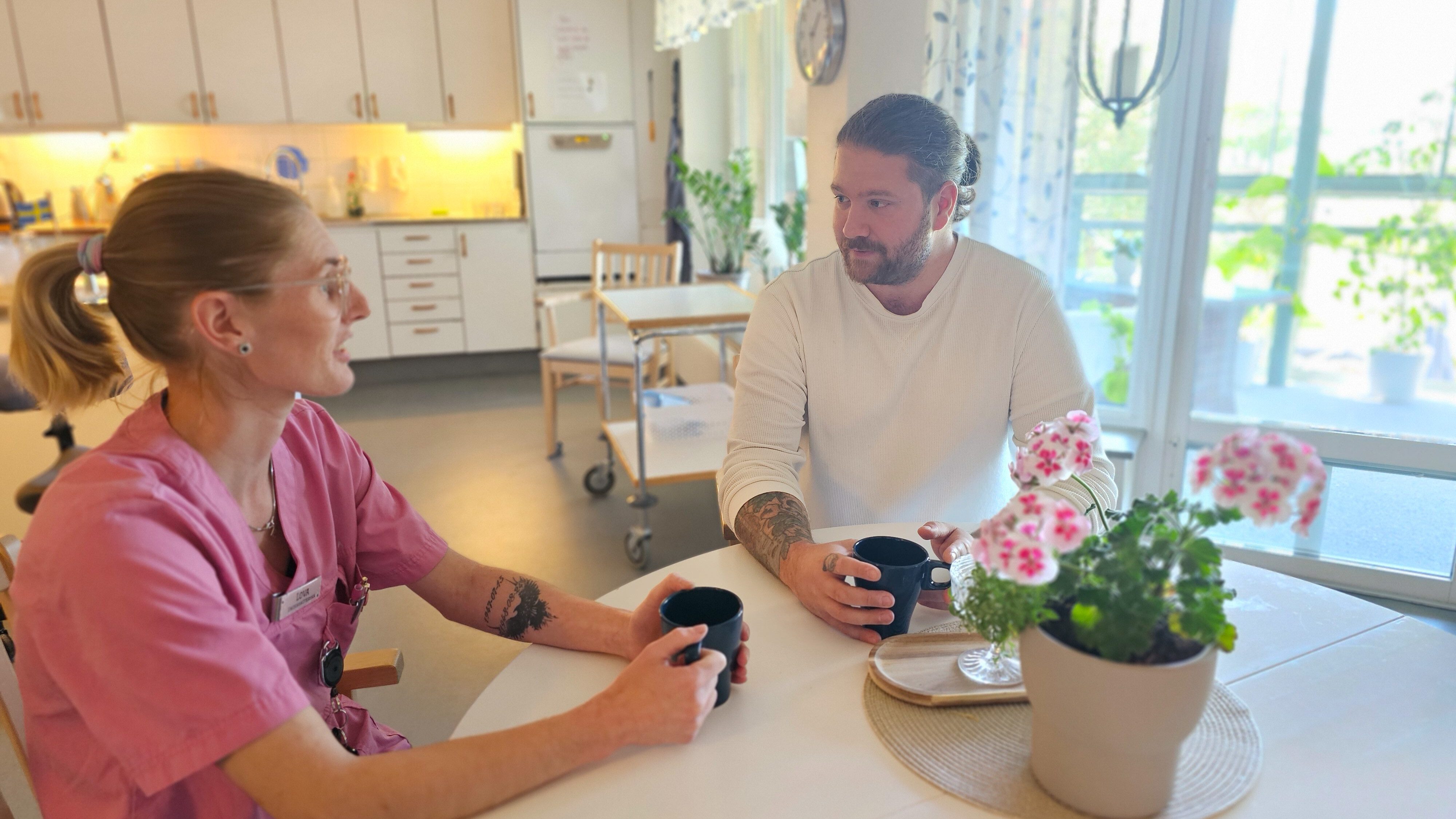 Två kollegor fikar på ett äldreboende i Vadstena.
